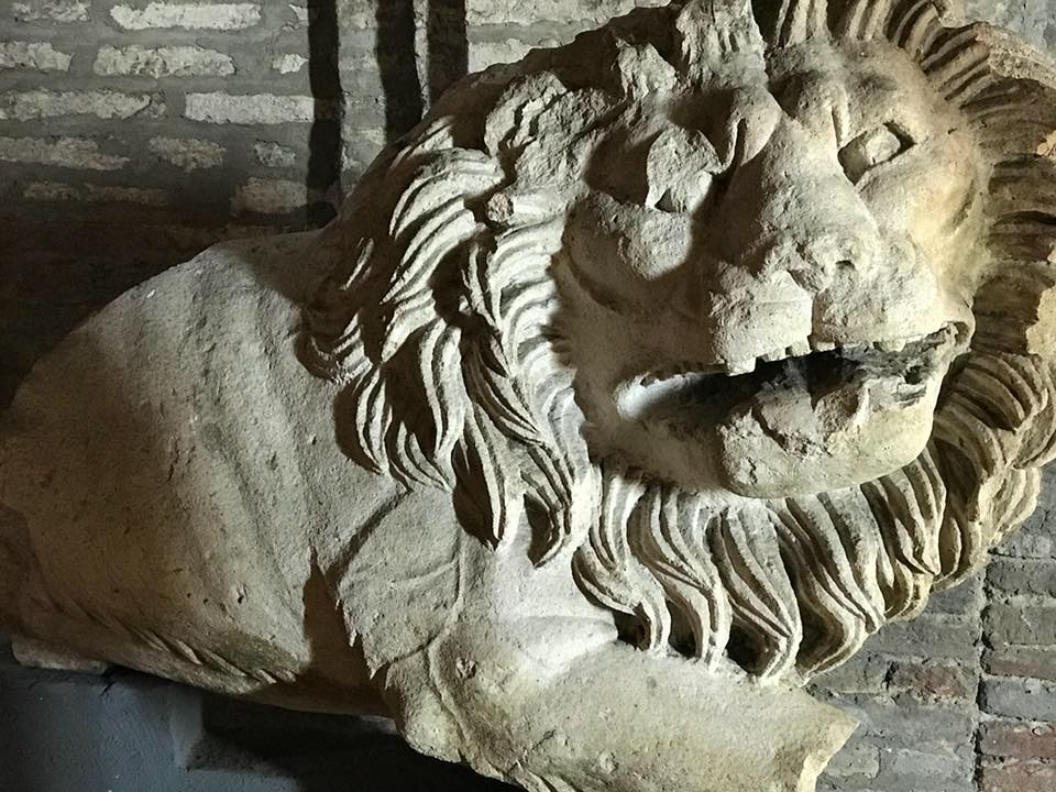 Coppia di leoni a guardia dell’Ingresso del Museo Archeologico di Parma