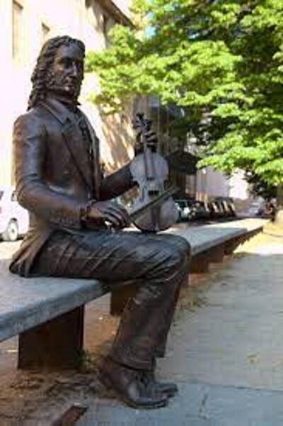 Parma - Una statua dedicata a Niccolò Paganini in piazzale Boito