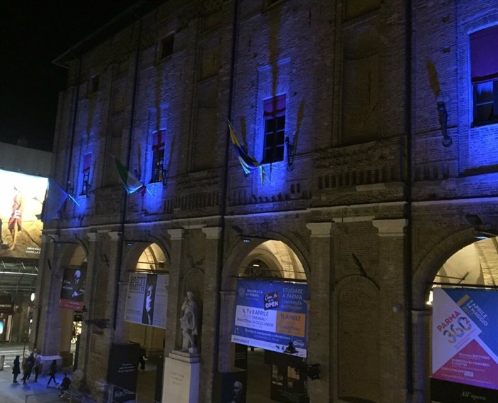 Il Palazzo Municipale di Parma s’illumina d’azzurro