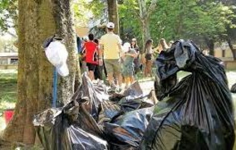 Volontari per natura Una iniziativa di volontariato ambientale attivo proposta da Intercral Parma per ripulire dai rifiuti abbandonati Parma