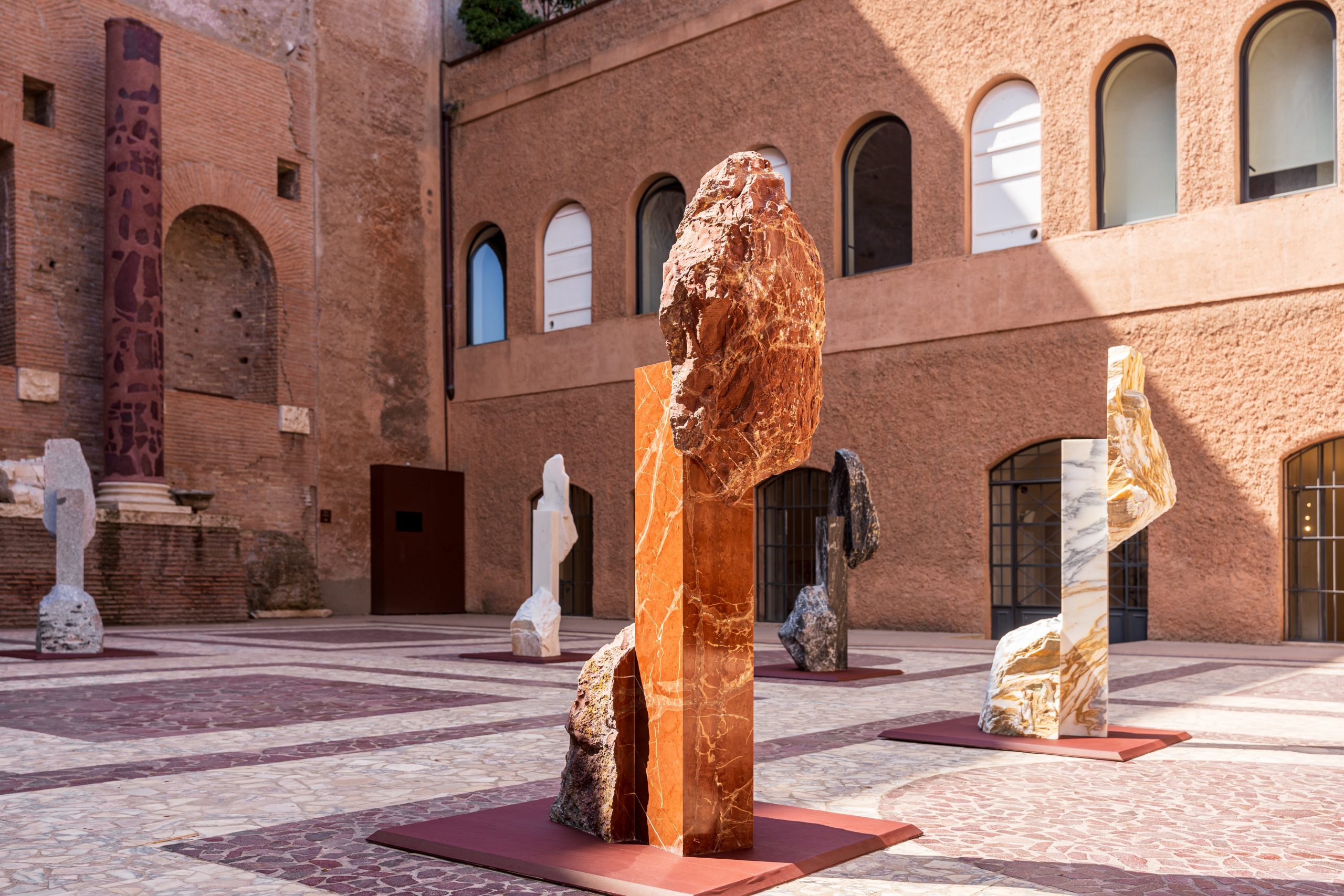 Mattia Bosco "Kόrai"  mostra nel Tempio di Venere e Roma Parco archeologico del Colosseo, Roma