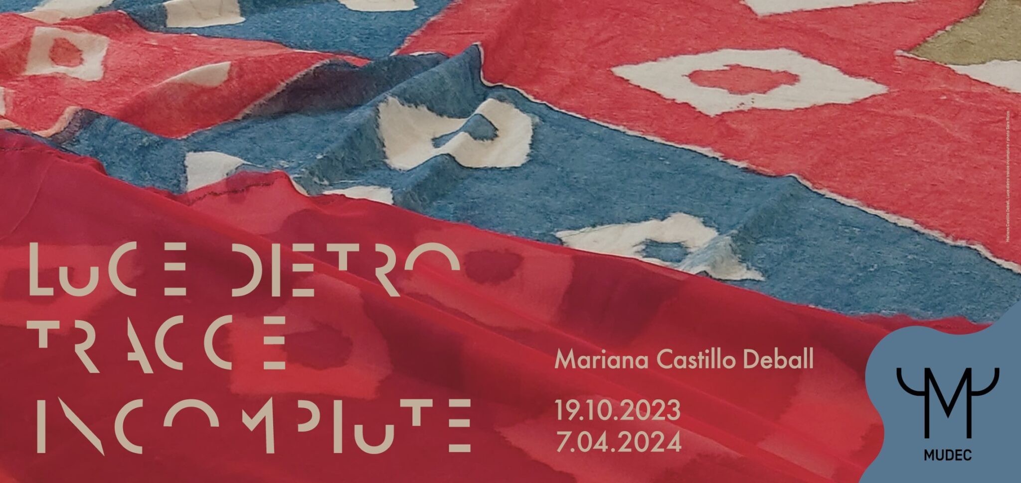 “Luce dietro tracce incompiute” è l’installazione tessile dell’artista messicana Mariana Castillo Deball al MUDEC